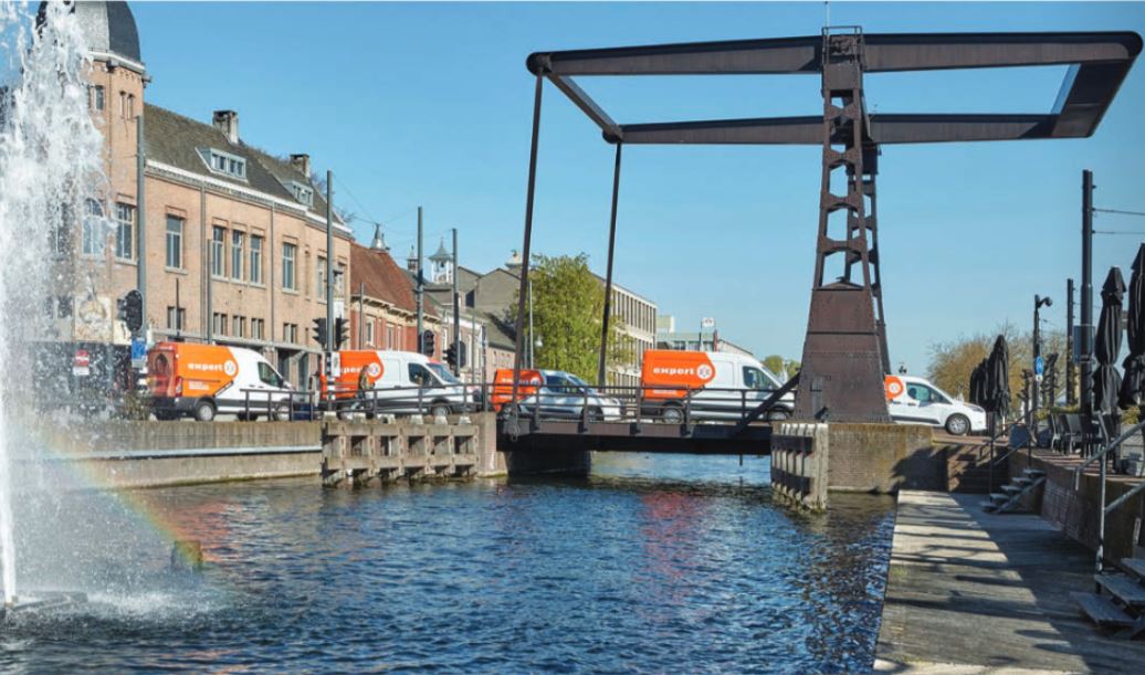 De bestelauto's van de Expert-winkels in Berkel en Rodenrijs, Pijnacker en Gouda doen per dag 130 tot 140 adressen aan.